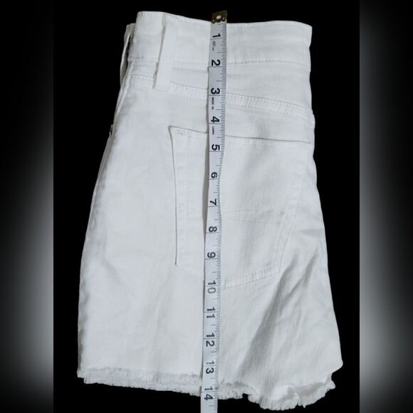 Levi’s High Rise 3” Shorts White 4  waist 27 - Picture 5 of 8
